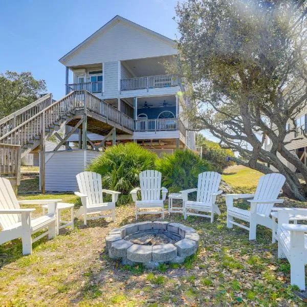 Waterfront Emerald Isle Home with Dock Access!，位于翡翠岛的酒店