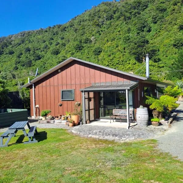 Kiwi Cabin and Homestay at Koru with hot tub，位于Atarau的酒店