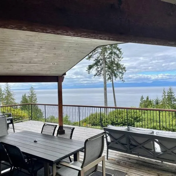 Barooga: Stunning View Home in Halfmoon Bay, Canada，位于Madeira Park的酒店