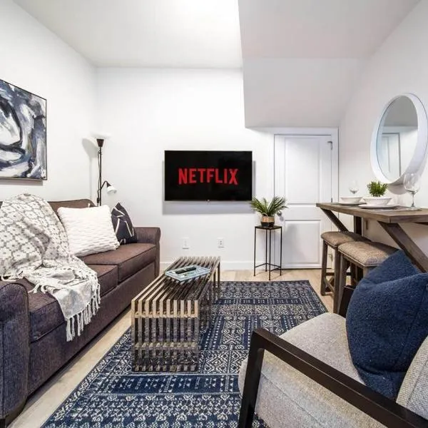 *NEW* Modern Suite King Bed! Netflix! Sleeps 4!，位于勒杜克的酒店