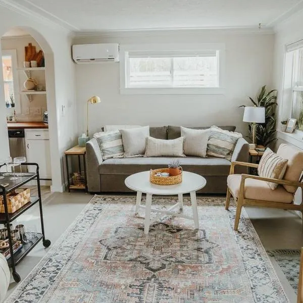 Charming Cuvée Cottage, 2 blocks to downtown!，位于Carlton的酒店