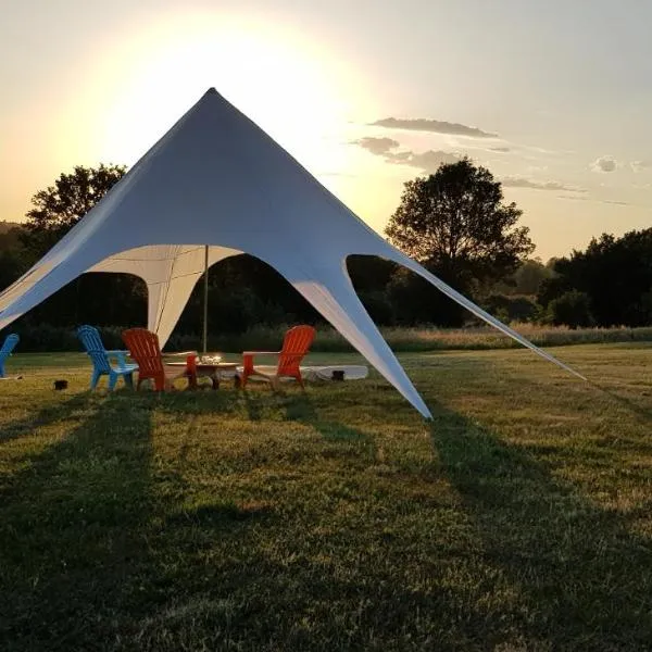 Camping La Petite Houmée，位于Ménigoute的酒店