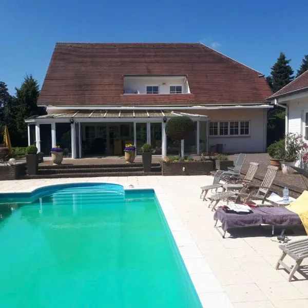 Villa Haagdoorn te Achel, 10 personen, 12 personen op aanvraag, met zwembad op het zuiden in een oase van rust!，位于Achel的酒店