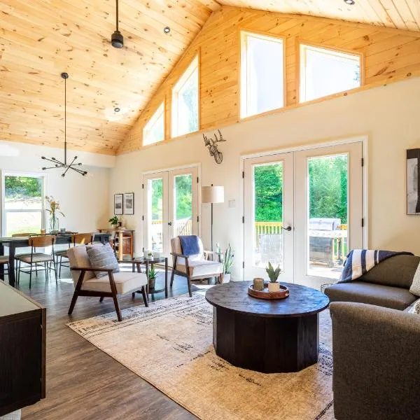 Modern Chalet w/ Firepit, BBQ, Fast Wi-Fi, Dogs OK，位于克洪克森的酒店