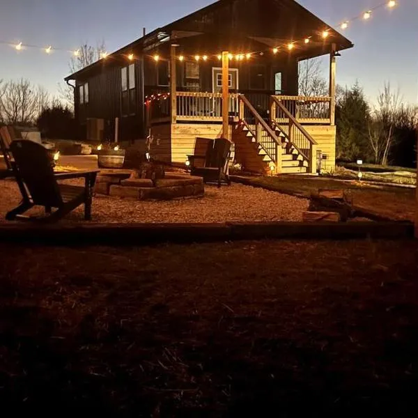 Bourbon Barrel Cottages #1 of 5 on Kentucky trail，位于劳伦斯堡的酒店