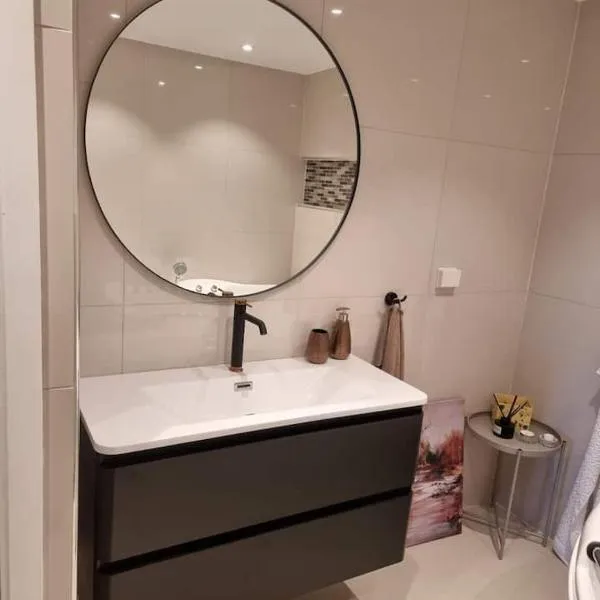 Cosy room with luxurious bathroom，位于Måstad的酒店