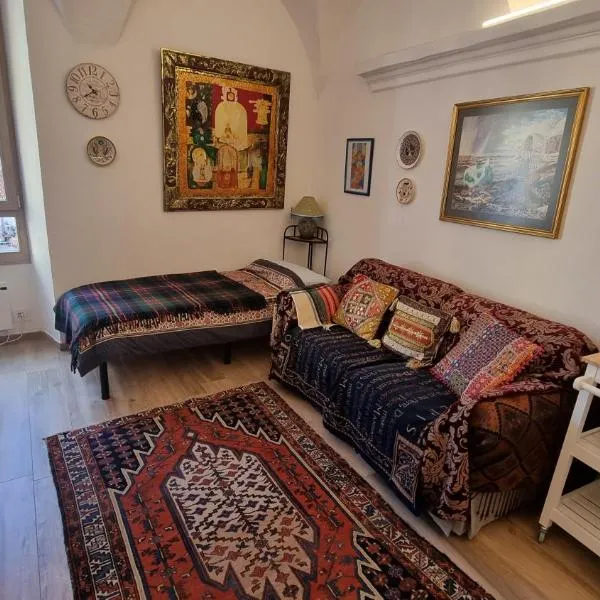 Beautifully restored romantic apartment in the centre of historic Dolcedo，位于多尔切多的酒店