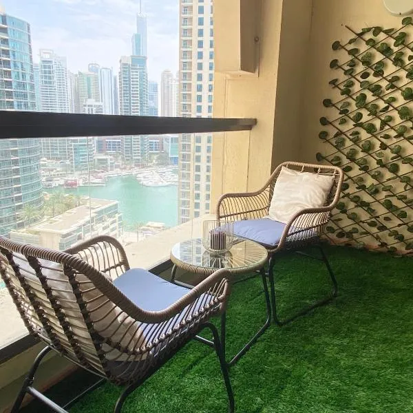 Charming spacious studio apartment in the heart of JBR By SWEET HOMES，位于迪拜的酒店