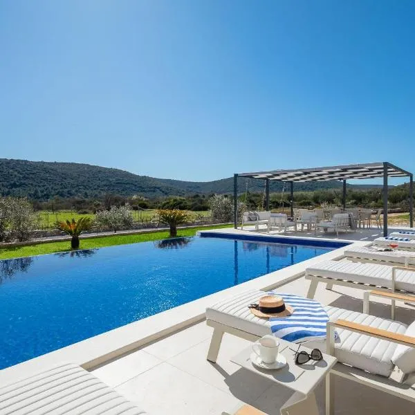 Luxury Villa Dolac near Split, airport, complete privacy, infinity heated pool，位于罗戈兹尼察的酒店