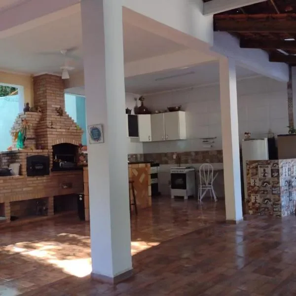 Sitio com lago e piscina，位于伊加拉塔的酒店