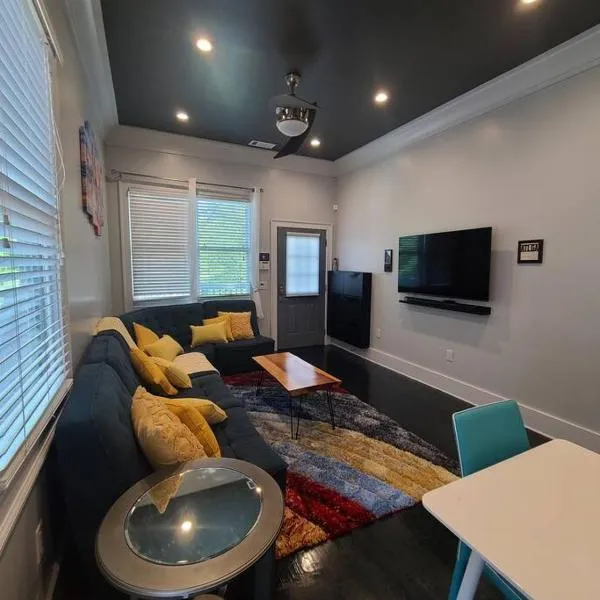 West End Modern Atlanta 3 Bedroom Bungalow，位于士麦那的酒店