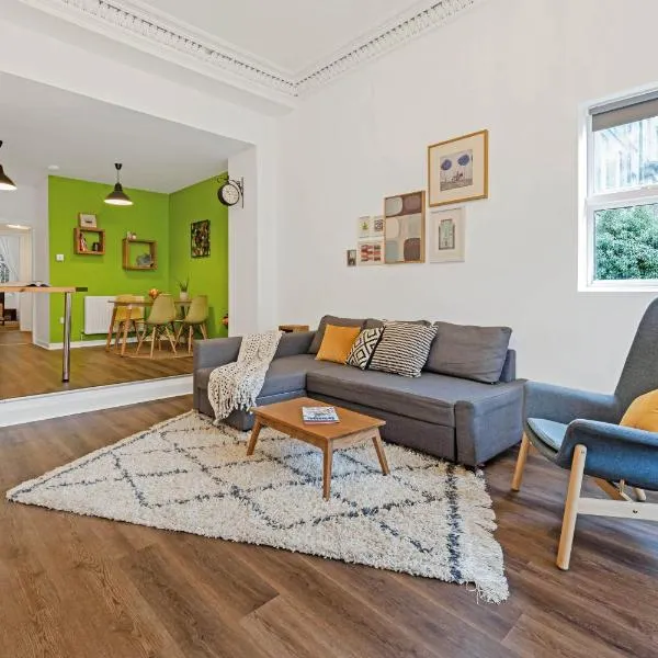 Cheerful Stays: Spacious Flat in Vibrant Leith，位于本泰兰的酒店