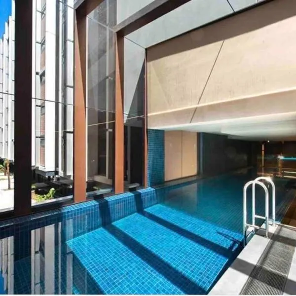 Midnight Luxe 2BR 2Bath Apartment 408 in the heart of Braddon Pool Sauna L4 Views Secure Parking Wine WiFi，位于堪培拉的酒店