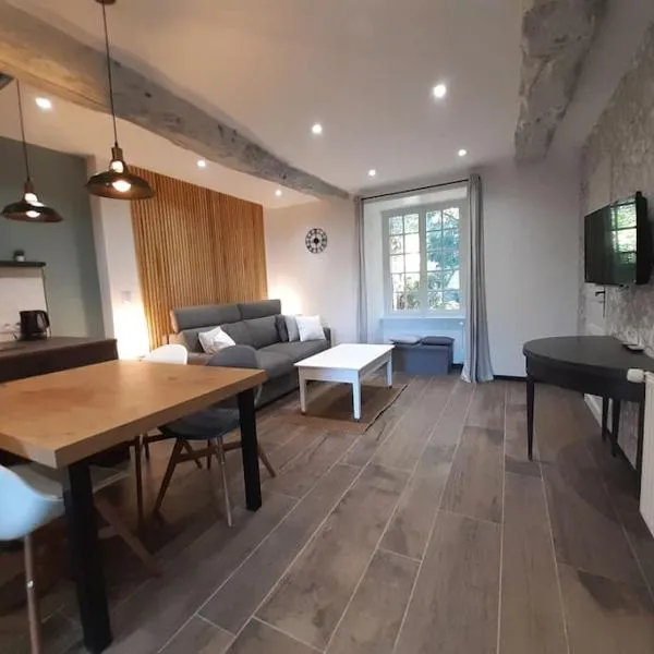 Studio meublé avec terrasse axe Rennes Saint Malo，位于La Baussaine的酒店