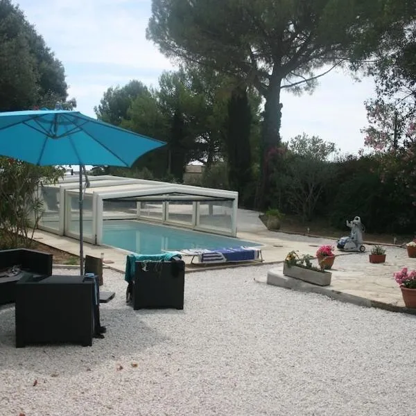 Villa, avec piscine chauffée，位于Servian的酒店