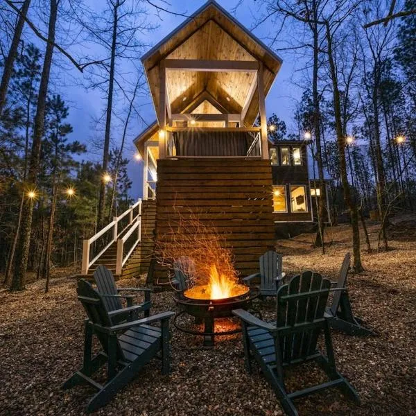 Haven Hideaway, New Luxury Cabin w/ hot tub and fire pit，位于布罗肯鲍的酒店