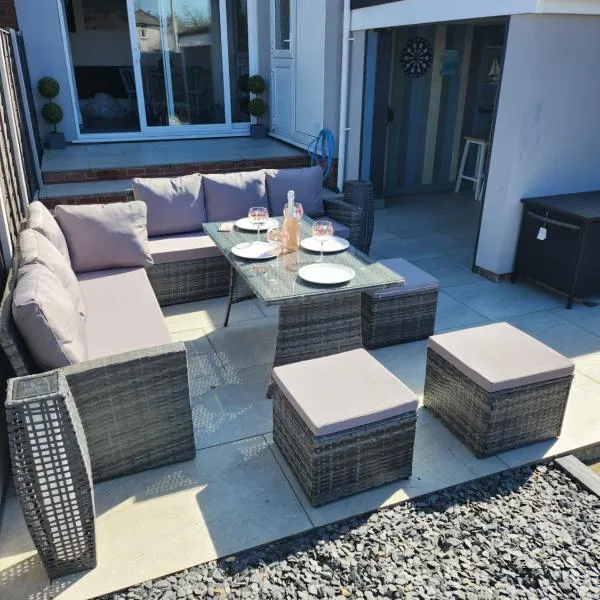 Delightful newly renovated 3-bed house with garden beach hut，位于布莱克浦的酒店