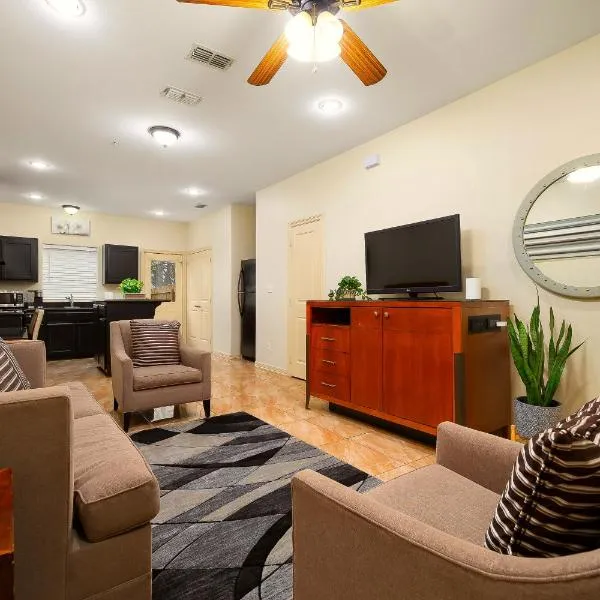 Hummingbird Haven 7 w King bed free parking Patio，位于法尔的酒店