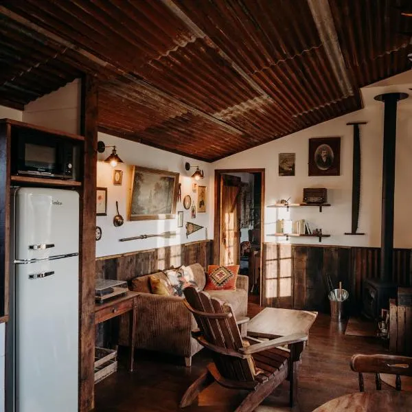 La ferme du pont de Maumy, cabane au bord de l'étang et bain nordique，位于Busserolles的酒店