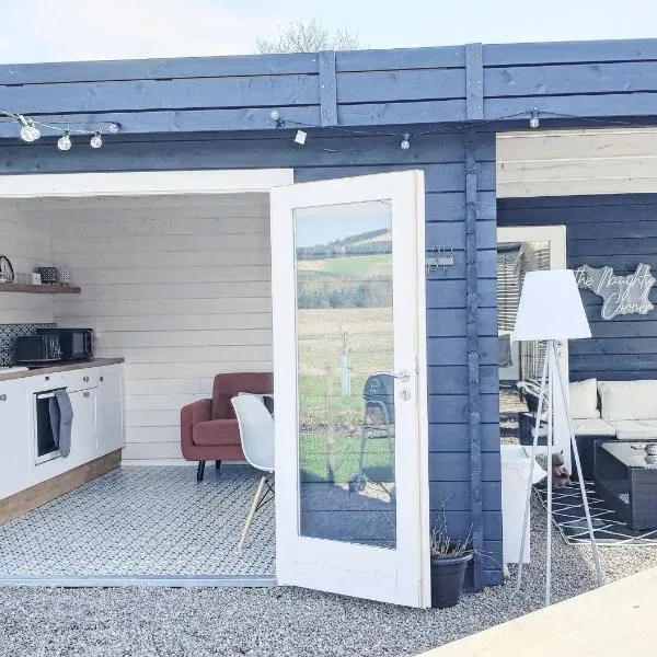 Romantic Rural Lodge - Private Outdoor Kitchen & Cosy Covered Lounge - Perth and Kinross - Hot Tub not included，位于Crook of Devon的酒店