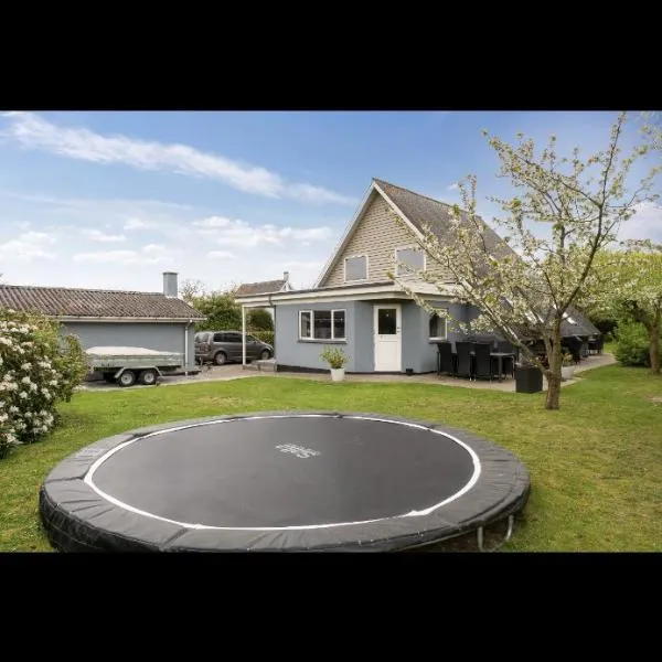 Big villa in stege near møns klint with trampolin，位于Askeby的酒店