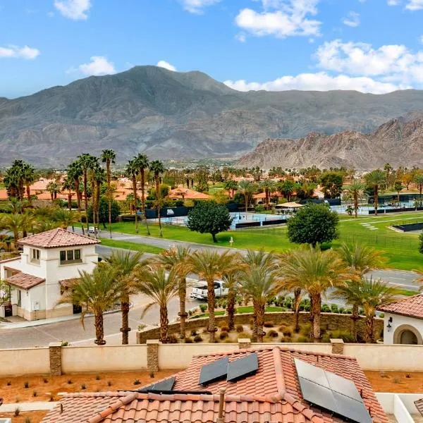 Near Coachella and Stagecoach Palm Springs , PGA resort Villa ,Golf, community pool, gym，位于拉昆塔的酒店