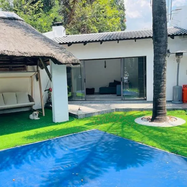 Cozy home with a pool,garden and small Lapa, 2 Bed，位于Koedoe的酒店