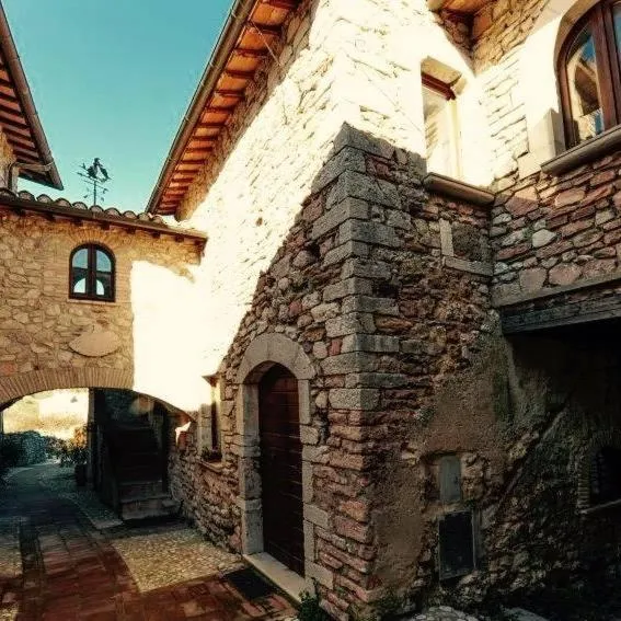 Il borgo di Firenzuola Camere con camino，位于Crocemaroggia的酒店