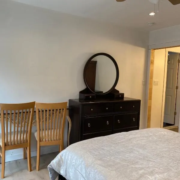 Private master bedroom in a farmhouse，位于那诺斯湾的酒店