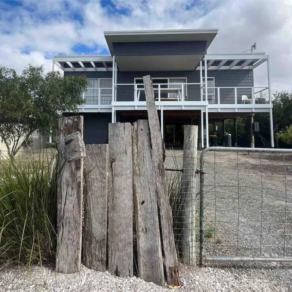 Beachfront 4 Bedroom Home in Nepean Bay，位于Nepean Bay的酒店