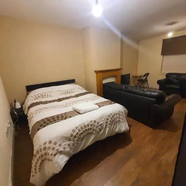 Spacious Double Bedroom Manchester，位于米德尔顿的酒店