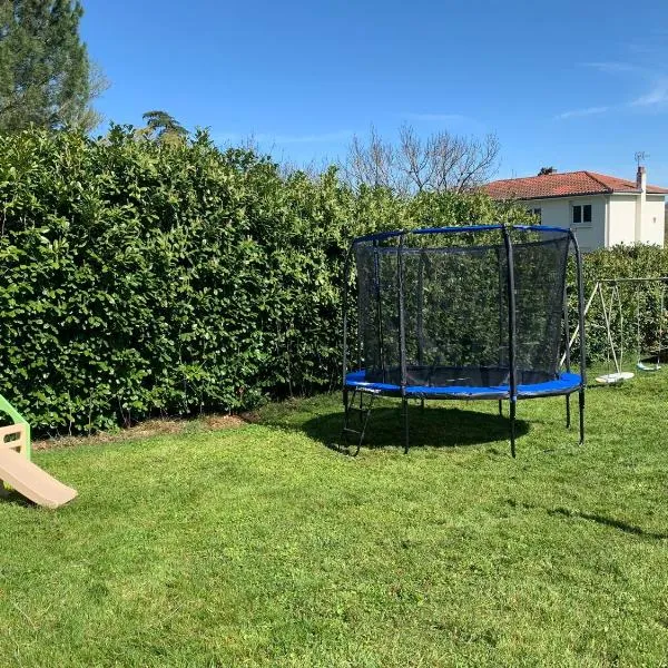 L'Albizia Maison dans un lieu paisible avec jardin et pétanque classé 4 étoiles，位于Sainte-Gemme的酒店