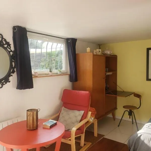 Studio Buena Vista avec terrasse sur jardin，位于布隆的酒店