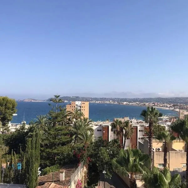 Javea Port townhouse with amazing sea views & communal pool，位于哈维亚的酒店