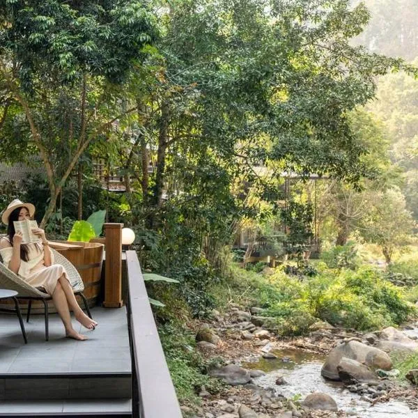 Zen MaeKampong Waterfall Villa，位于Ban Huai Kaeo的酒店