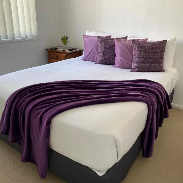 BLK Stays Guest House Deluxe Units Caboolture South，位于卡布尔彻的酒店