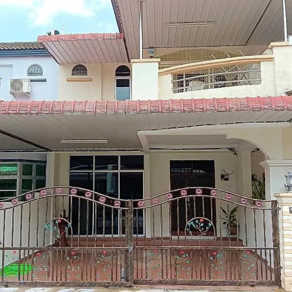 HELLO HOMESTAY，位于Nibung Tebal的酒店