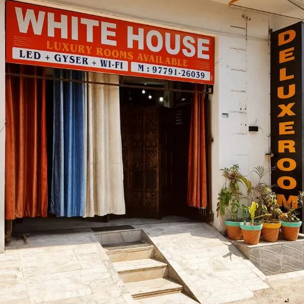 WHITE HOUSE Luxury Rooms - Loved by Travellers, Couples, Corporates，位于贾朗达尔的酒店