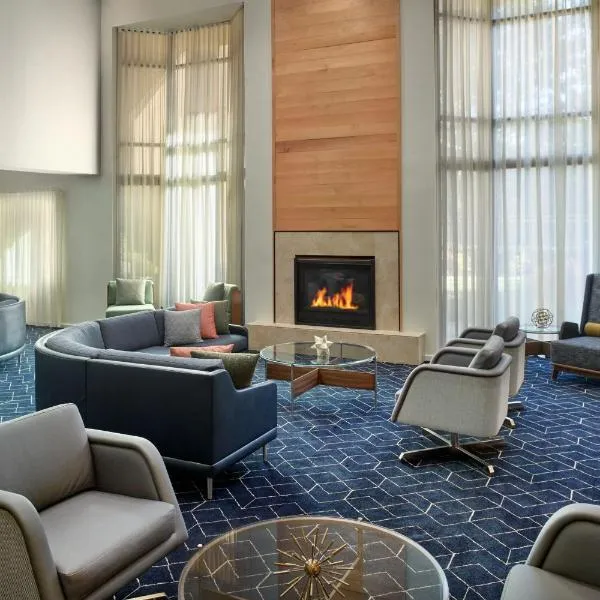 Courtyard by Marriott Atlanta Alpharetta，位于阿尔法利塔的酒店