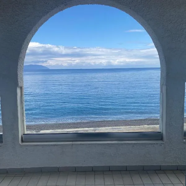 Beachfront House Agia Pelagia Kythira，位于阿齐亚·佩拉加·基西拉的酒店