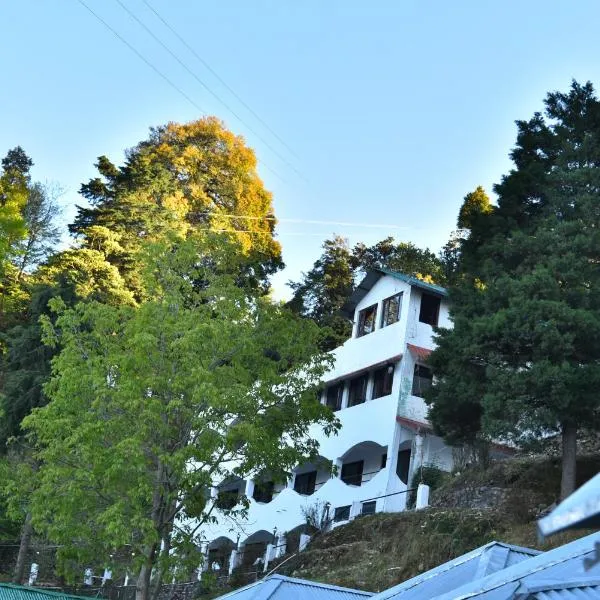 Kumaon Roop Resort Near Neem Karoli Temple，位于奈尼塔尔的酒店