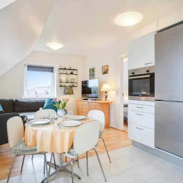 LOVELY TOP FLOOR Apart COPENHAGEN NEAR AIRPORT, METRO AND THE BEACH，位于哥本哈根的酒店