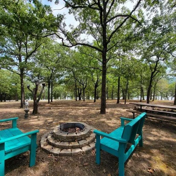 Gigi's Spacious Lakefront with Boat Ramp Access!! Newly Remodeled, Sleeps 8!，位于Canadian的酒店
