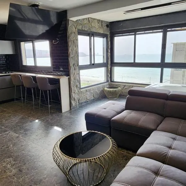 מבנים בים 75 Suites at sea，位于海法的酒店