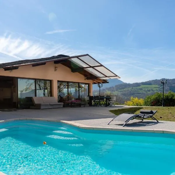 Maison avec Piscine et Spa，位于Saint-Jean-dʼArvey的酒店