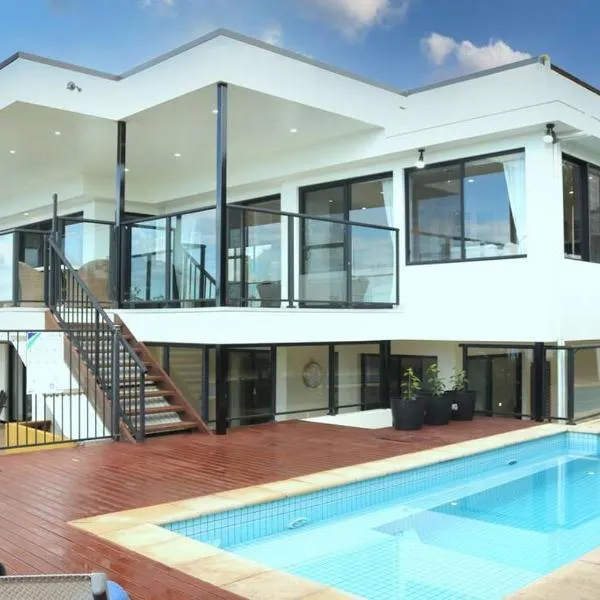 Villa paradiso - 5 bed - beach access - pool，位于Tura Beach的酒店