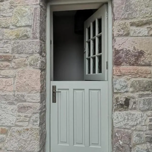 Converted cattle barn overlooking Strangford Lough，位于纽敦纳兹的酒店