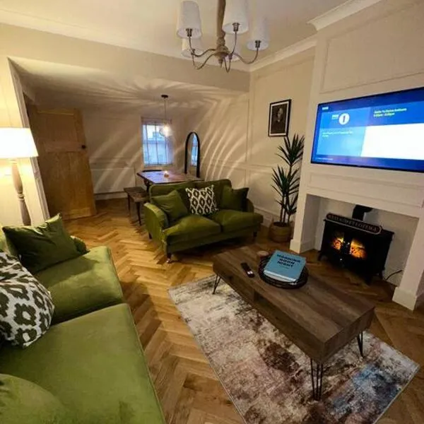 Cottage in Pembroke, Close to beaches，位于彭布罗克郡的酒店