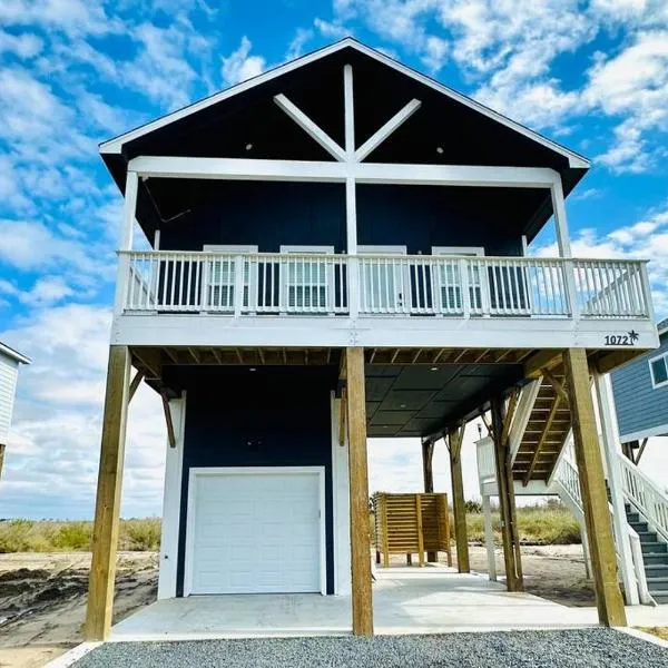 NEW Tiki House! Near Beaches, Sleeps 6-7，位于Gilchrist的酒店
