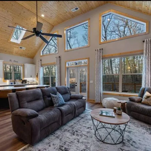 Peaceful Modern Chalet in Ellijay，位于Oakman的酒店